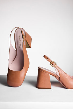 SAPATO MARY JANE EM VERNIZ BEGE BLUSH DE SALTO ALTO COM FERRAGEM EQUESTRE