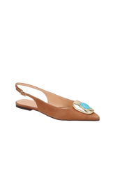 SAPATILHA SLINGBACK EM COURO CARAMELO COM PEDRA E FIVELA DOURADA