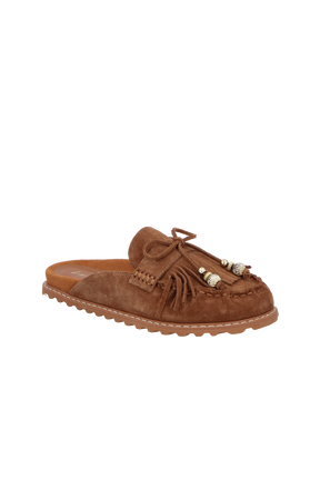 MULE MOCASSIM EM CAMURÇA CARAMELO COM FRANJAS E METAL DOURADO