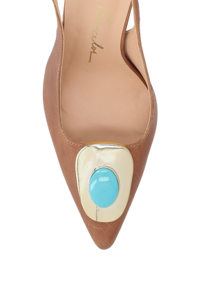 SCARPIN SLINGBACK EM COURO CARAMELO COM APLIQUE METÁLICO E SALTO FLARE