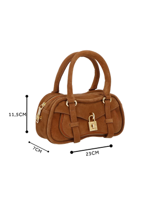 BOLSA CROSSBODY EM CAMURÇA CARAMELO COM CADEADO DECORATIVO PEQUENA